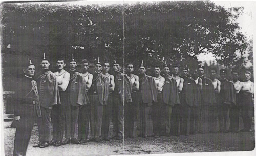 Старјешина са теслићким соколовима пред јавни наступ. С лијева у десно: први Јозо Секели предњак, четрнаести, Владо Јовановић, осамнаести, Бошко Савковић 